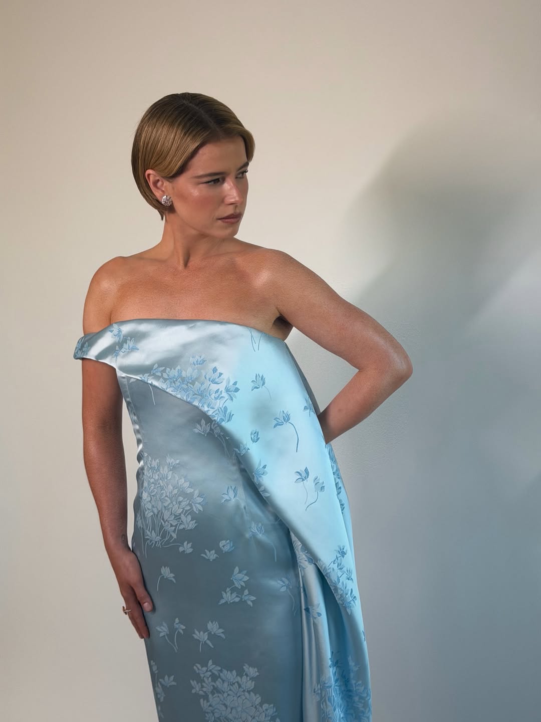 جيسي باكلي بفستان رقيق من الحرير باللون الازرق الفاتح