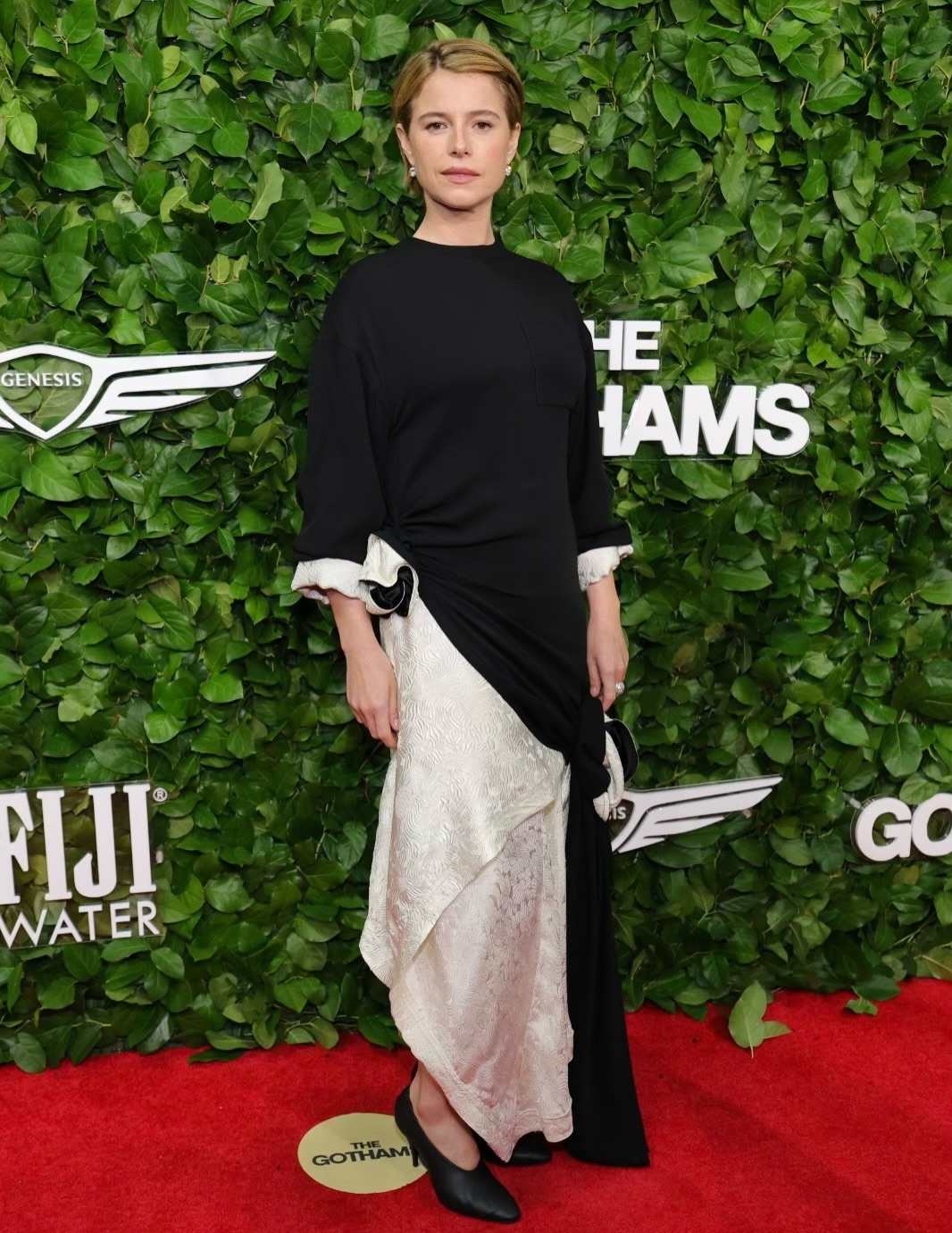 جيسي باكلي ترتدي فستانا محتشما مصمم بأكمام متوسطة الطول