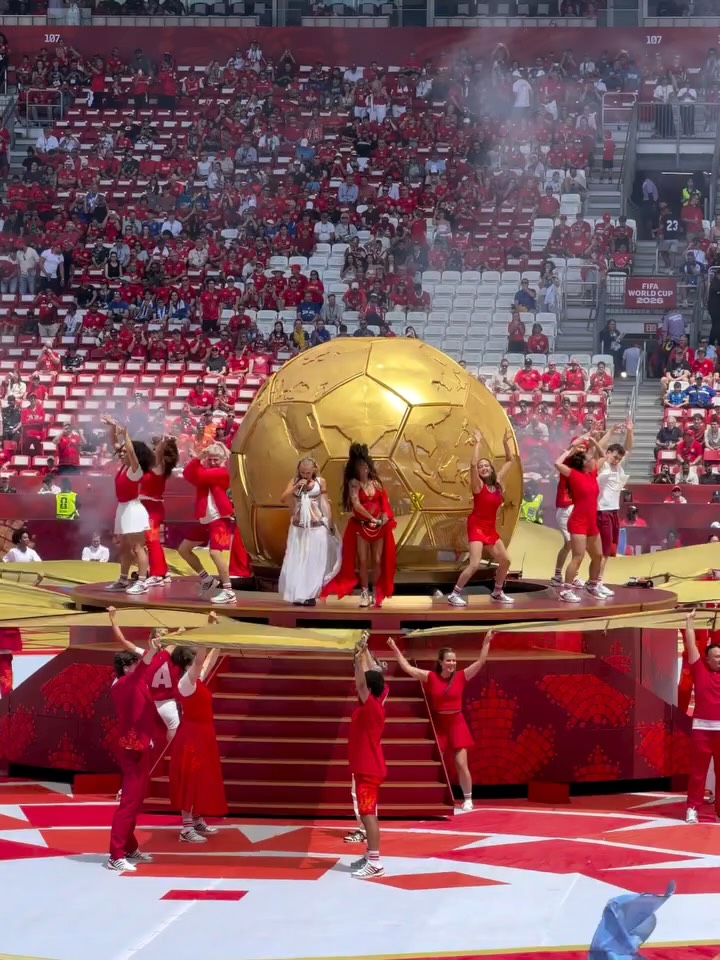 جيسي ريز ترتدي الزي الأحمر بتصميم تنورة قصيرة من الكشكش
