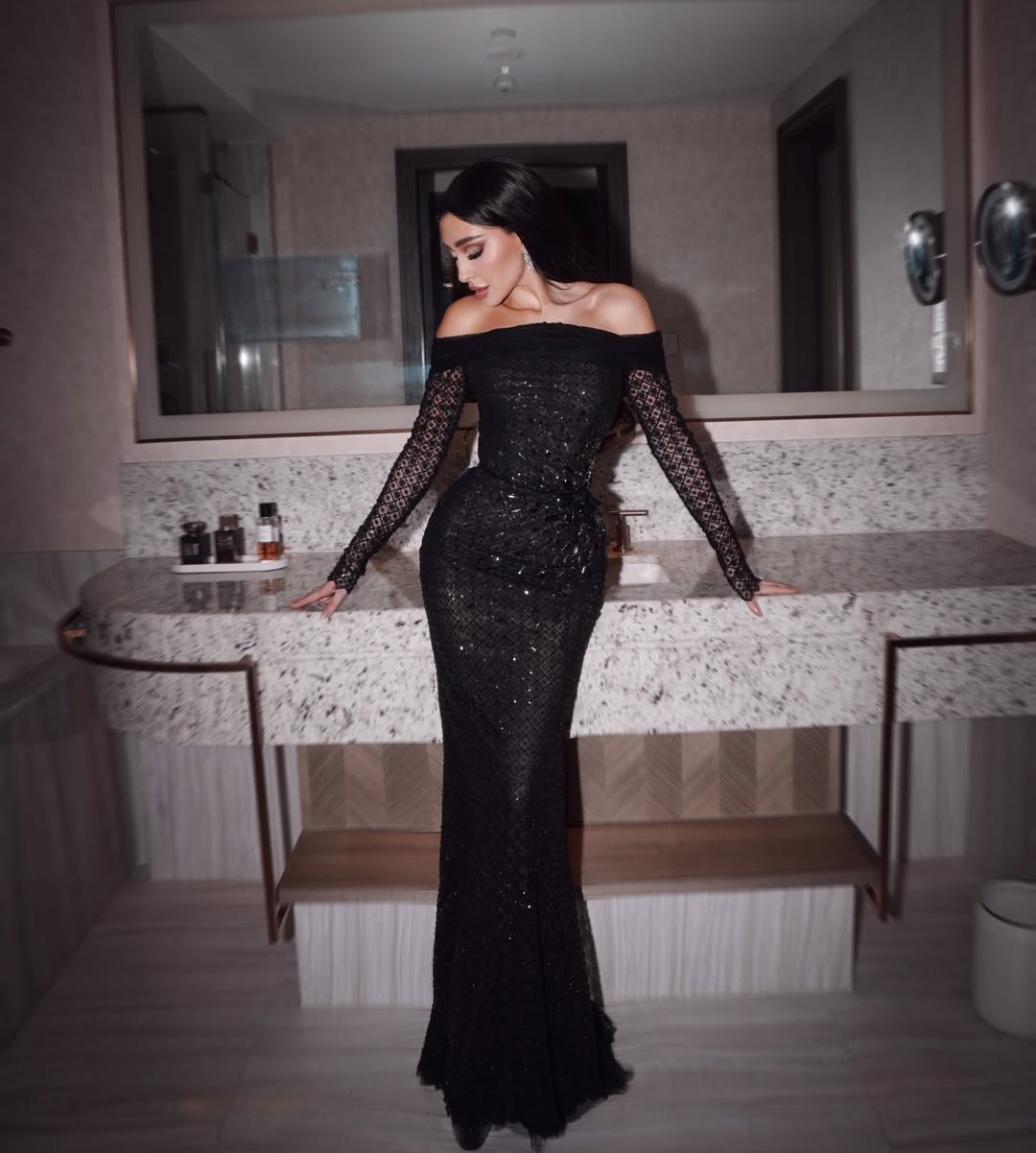  جيسي عبدو فستان سهرة بقصة الأوف شولدر باللون الأسود الموحد