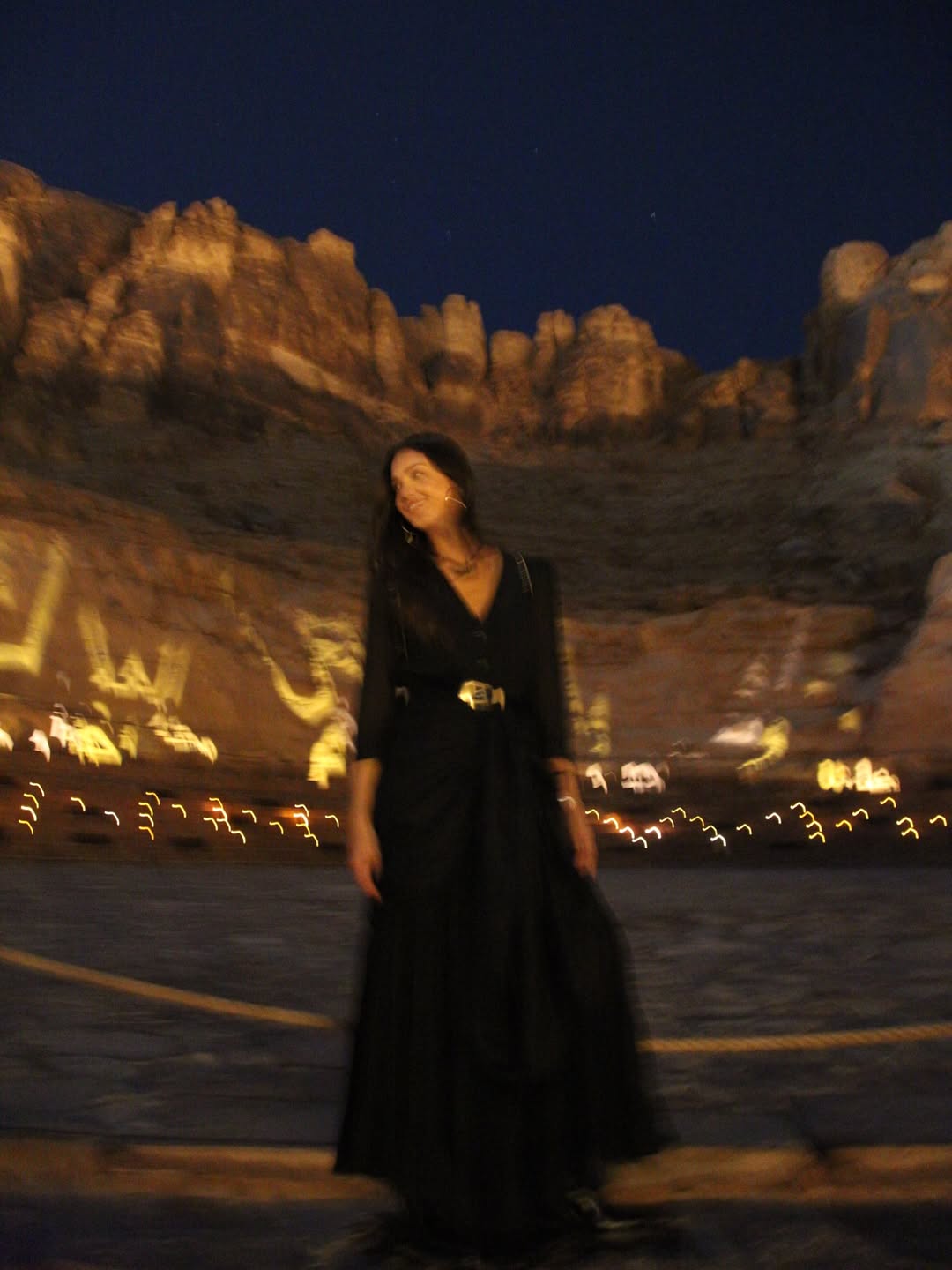 جيسيكا ألبا في الأجواء المسائية في العلا