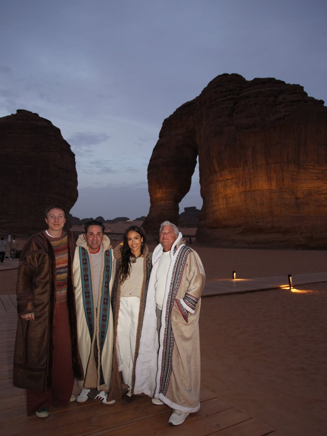 جيسيكا ألبا من أمام جبل الفيل