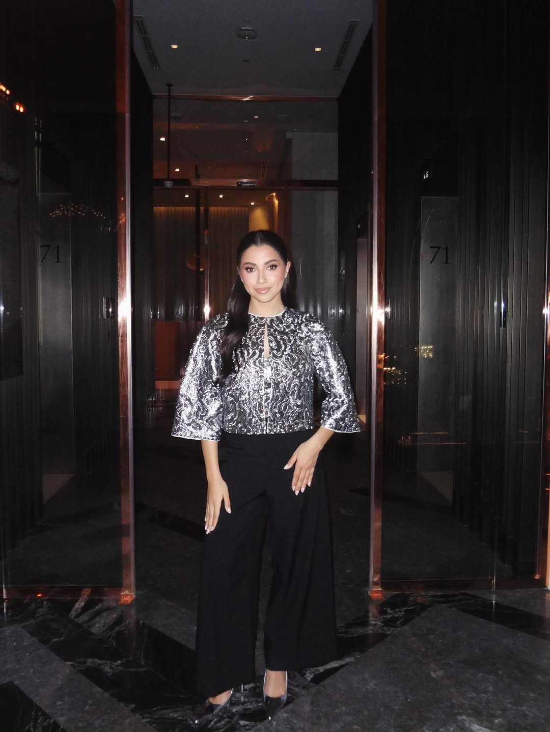  جيسيكا ببنطال واسع باللون الأسود وتوب وجاكيت واسع