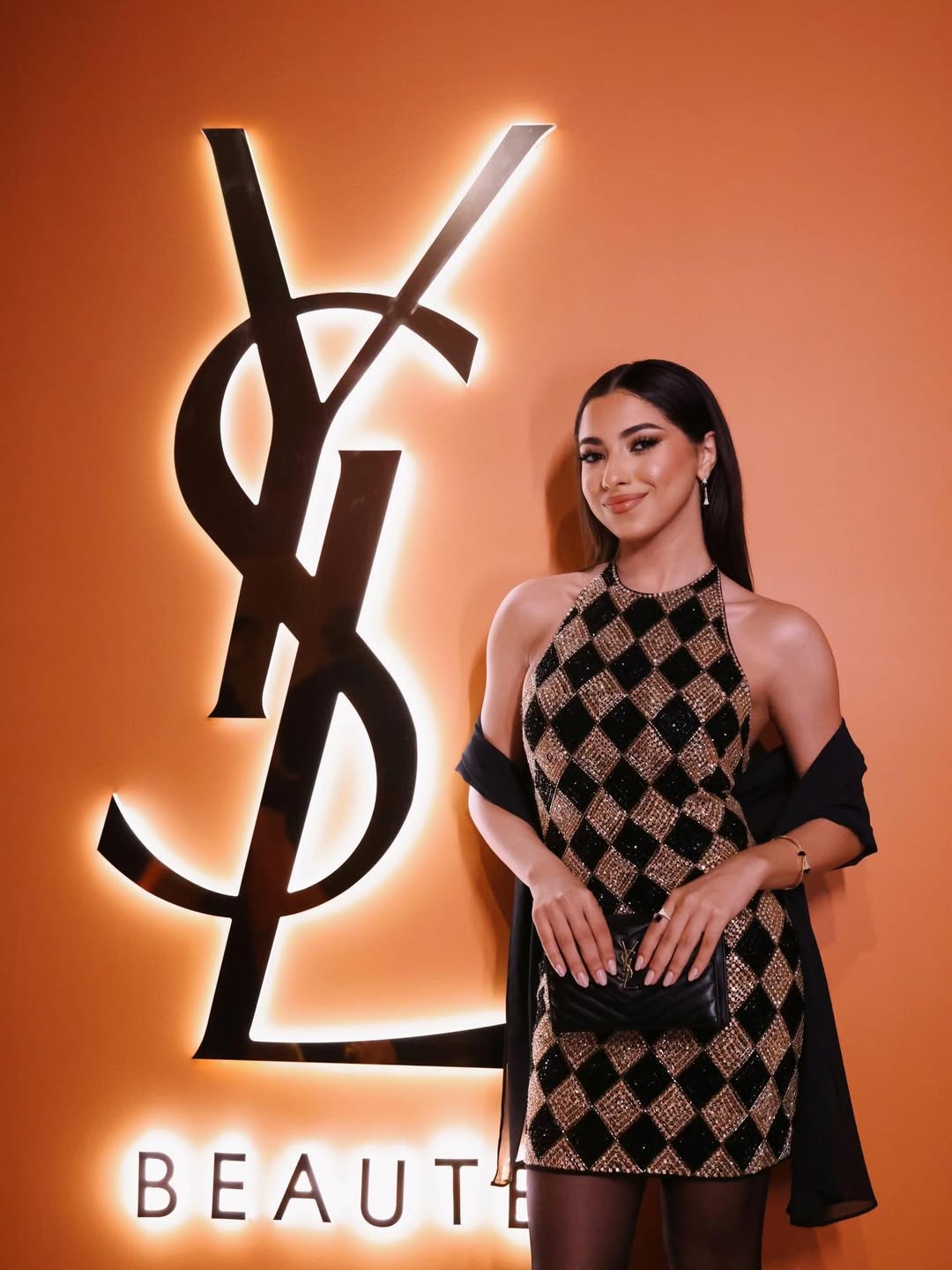  جيسيكا بفستان سهرة براق من توقيع جورج حبيقة