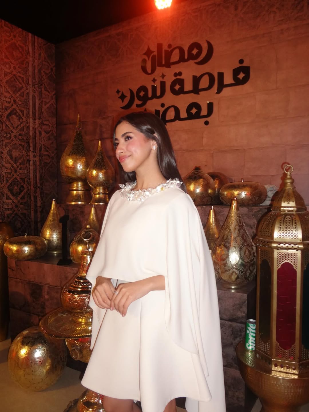 جيسيكا بلمسة الكاب الطويل باللون العاجي