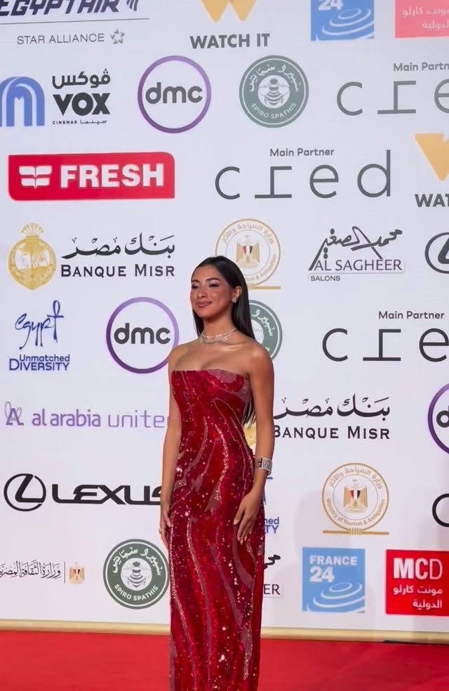 جيسيكا حسام الدين بفستان سهرة سترابلس باللون الأحمر القوي