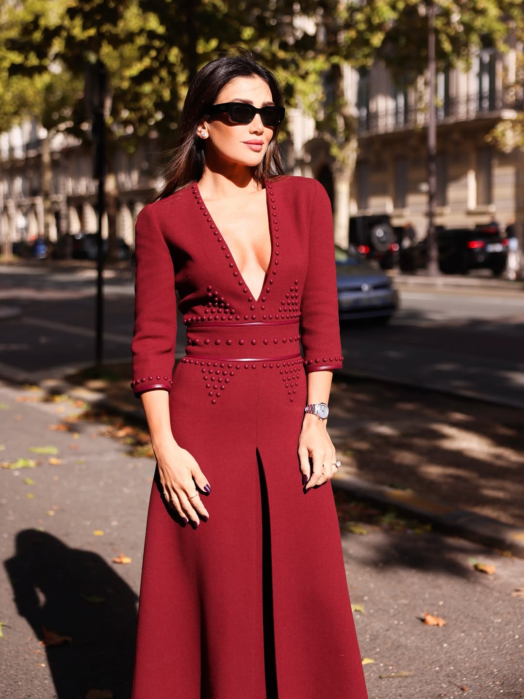 جيسيكا عازار باللون الأحمر الداكن بفستان طويل يلامس الكاحل