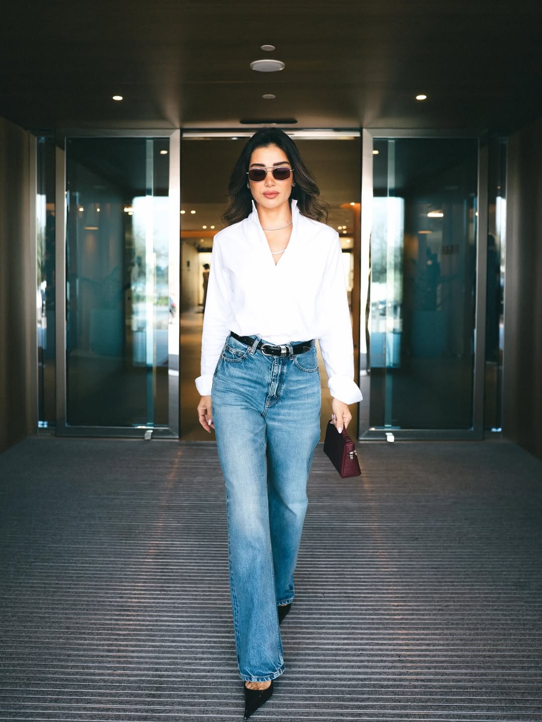 جيسيكا عازار ببنطال الجينز الشاحب بالأرجل المستقيمة والخصر العالي