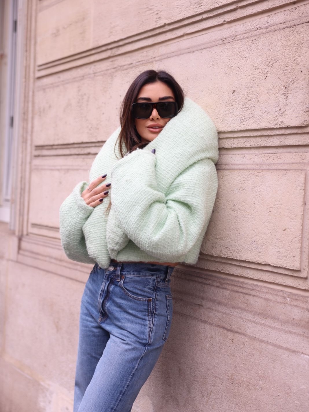 إطلالة كاجوال دافئة لجيسيكا عازار