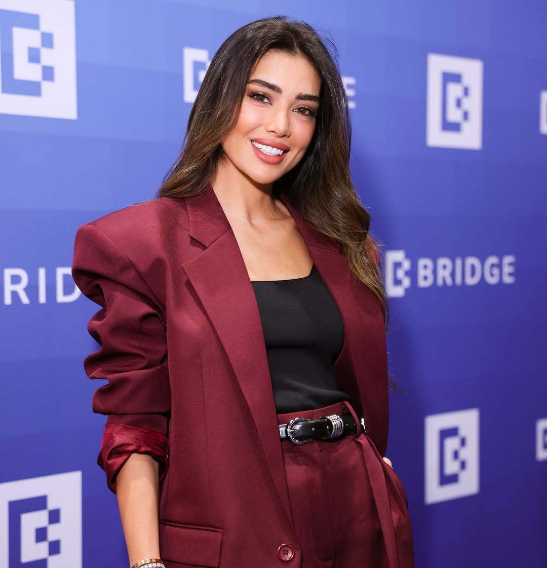 جيسيكا عازار بالبدلة البرغندي