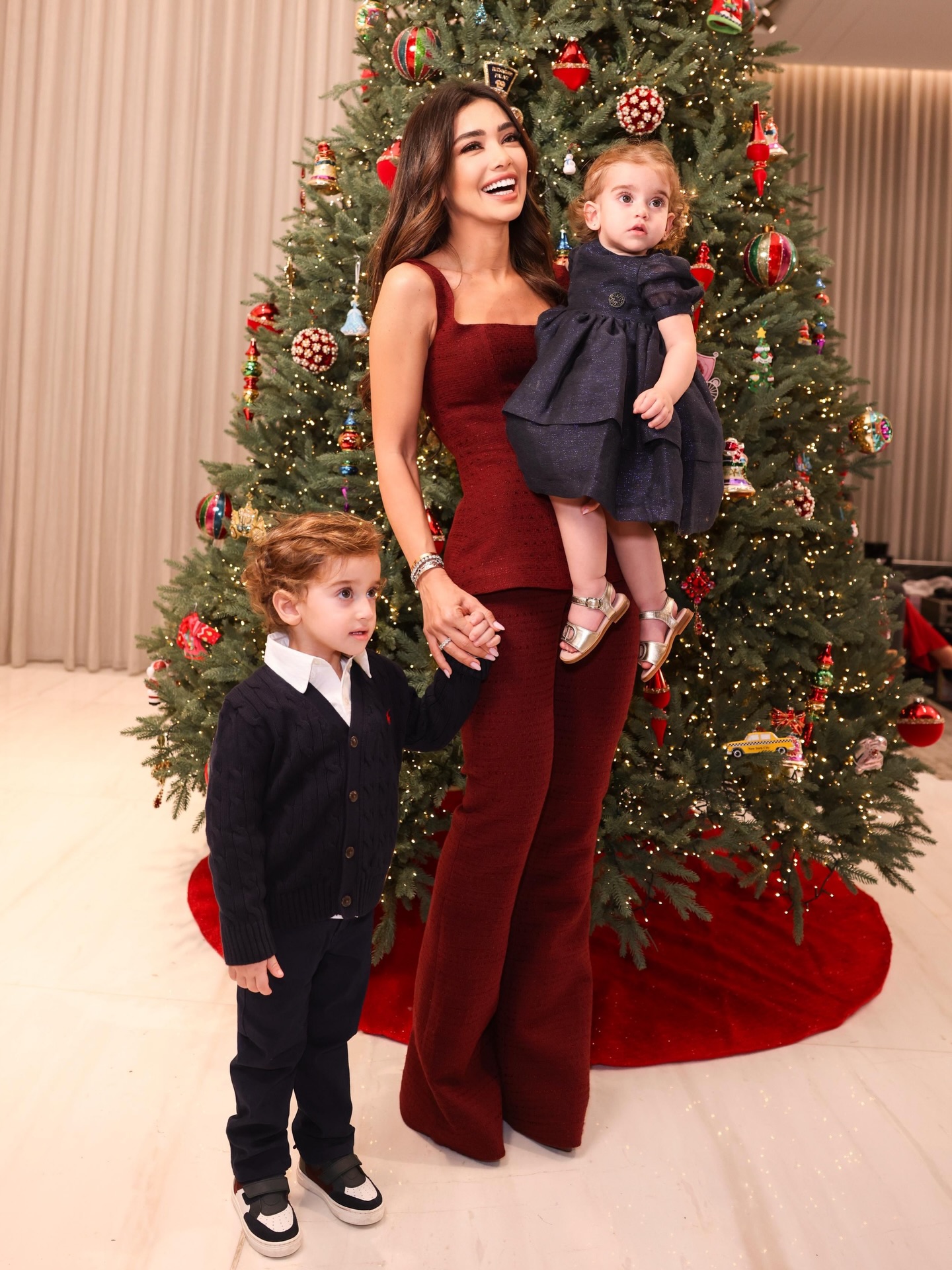 جيسيكا عازر زيّنت مظهرها بمجوهرات أنيقة زادت من جمال طلّتها