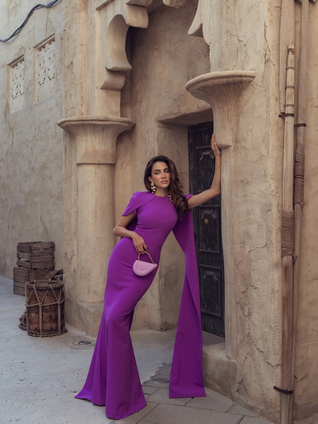 جيسيكا قهواتي بفستان مجسم طويل باللون البنفسجي من تصميم Mytheresa