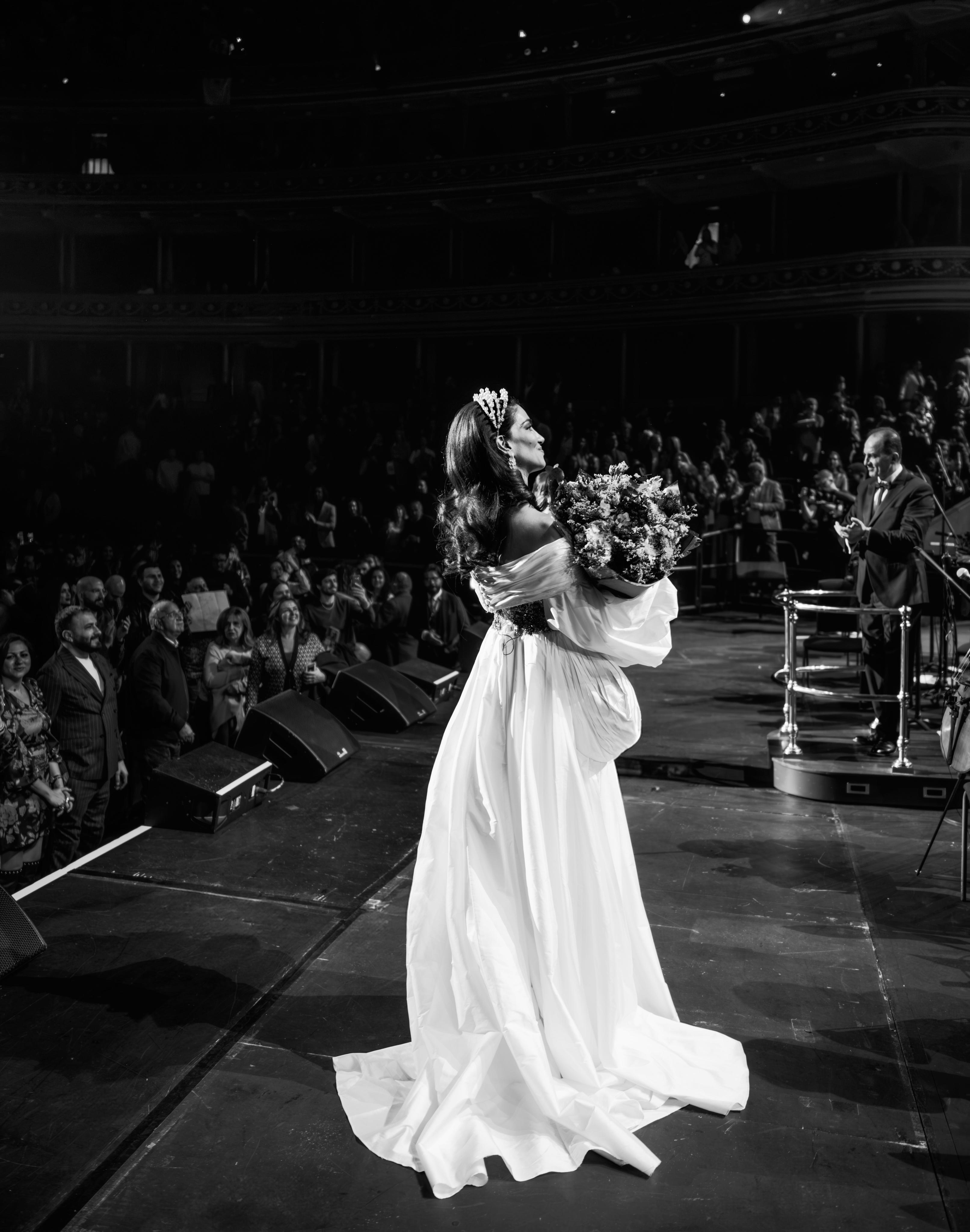 جيسيكا قهواتي تتألق بدور شهرزاد على المسرح