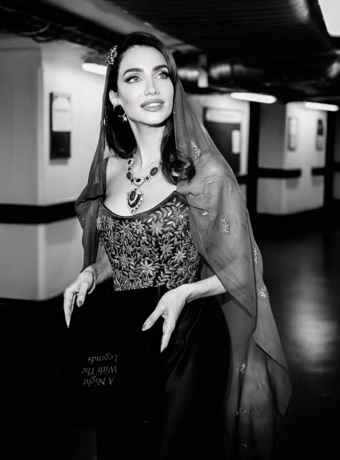 جيسيكا قهواتي في إطلالة من Vivienne Westwood بالتعاون مع Art of Heritage في لندن،