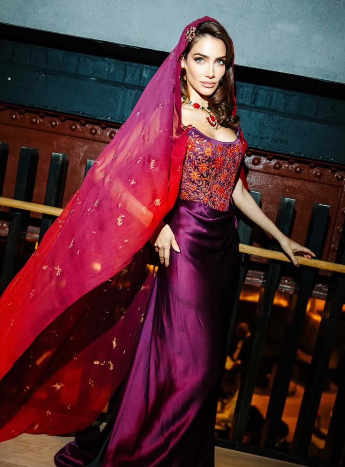 جيسيكا قهواتي في إطلالة من Vivienne Westwood بالتعاون مع Art of Heritage في لندن..