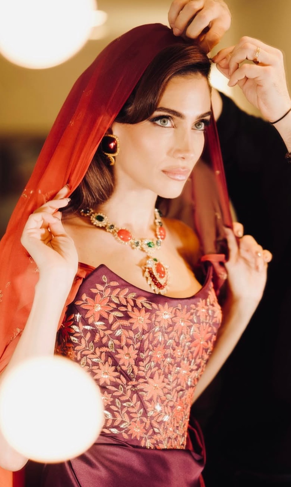 جيسيكا قهواتي في إطلالة من Vivienne Westwood بالتعاون مع Art of Heritage في لندن.