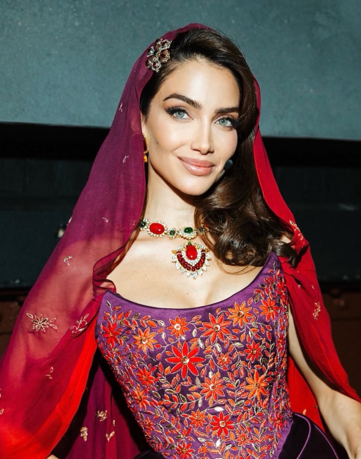 جيسيكا قهواتي في إطلالة من Vivienne Westwood بالتعاون مع Art of Heritage في لندن