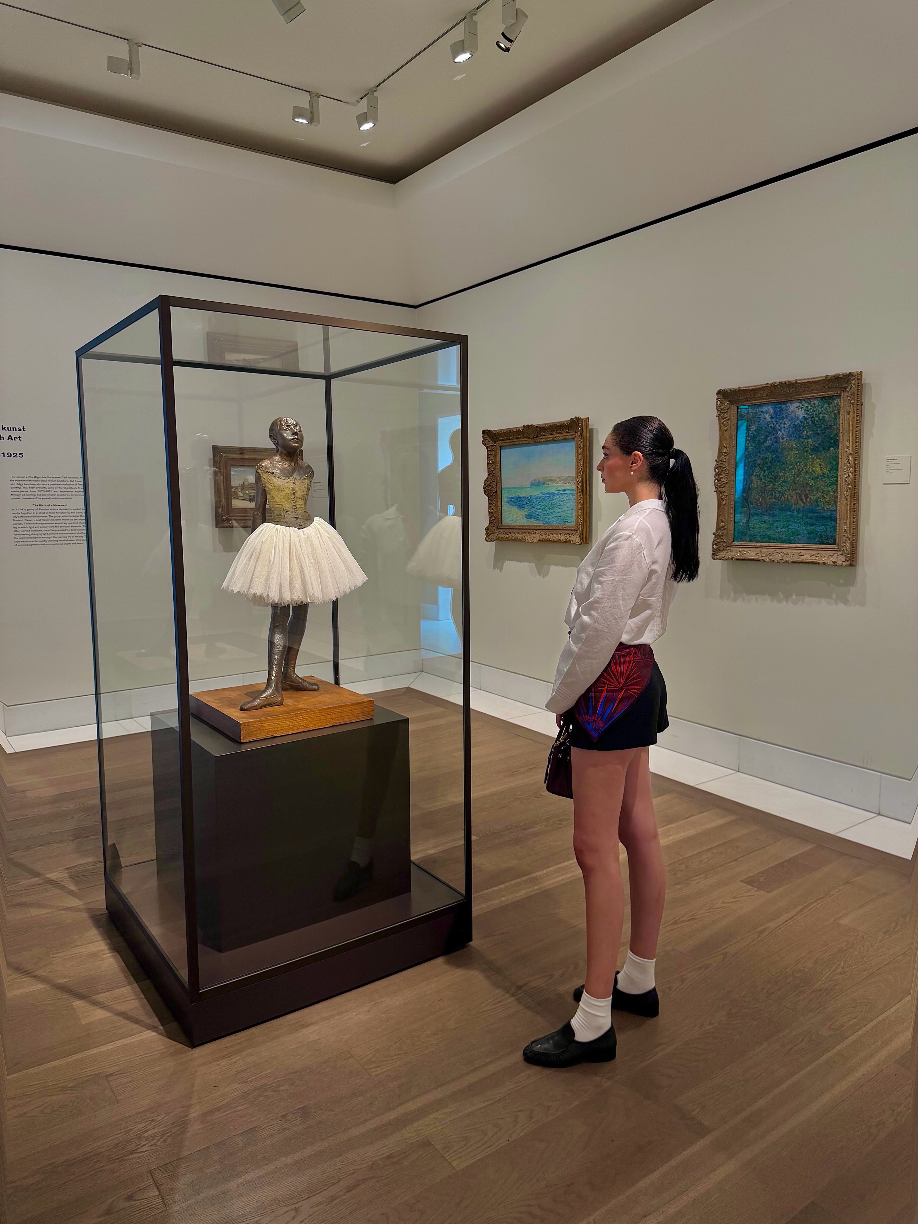 جيمري بايسل داخل متحف "Ny Carlsberg Glyptotek"