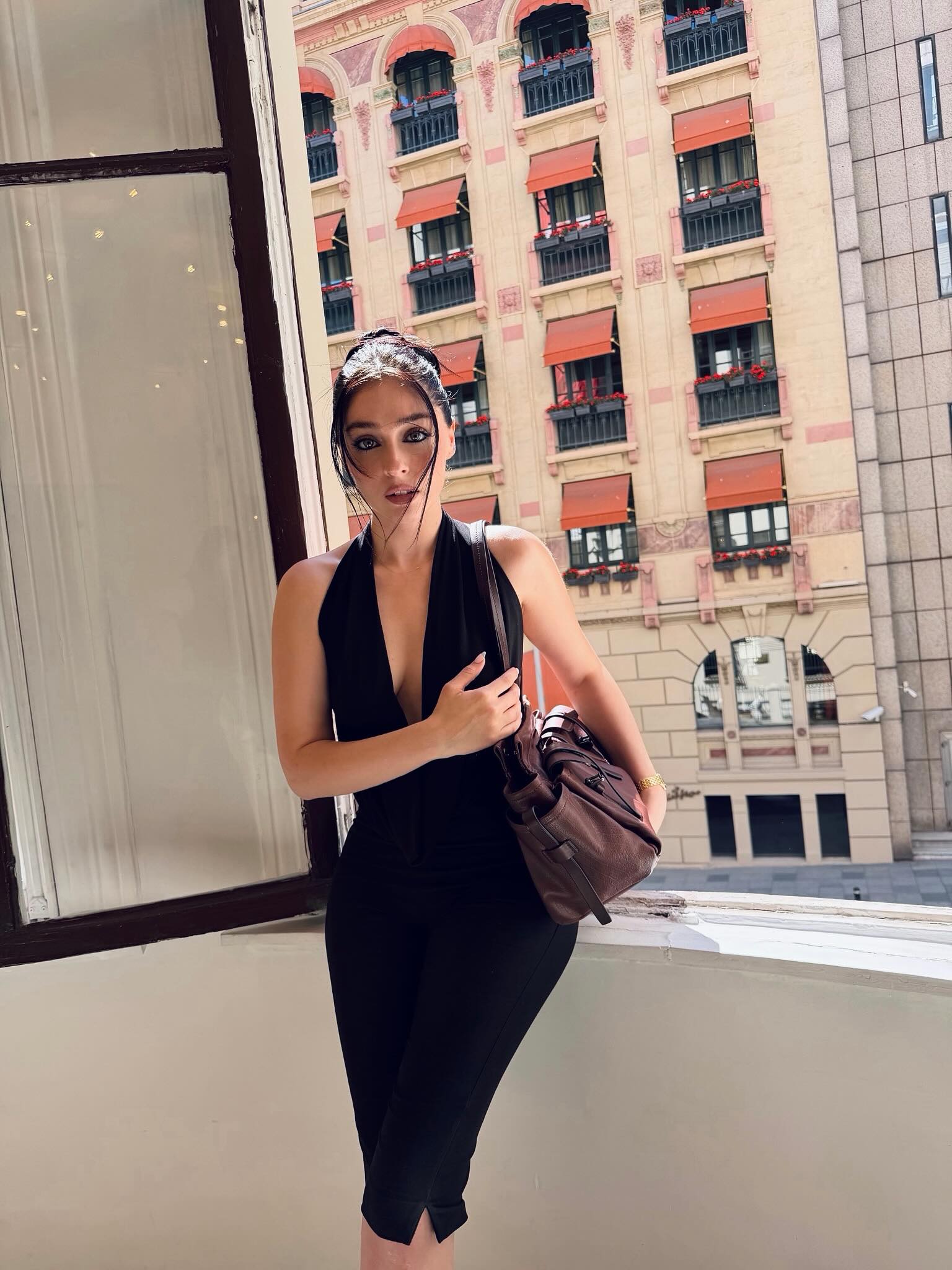 جيمري بصيحة جمبسوت ضيق باللون الأسود، مصمم بياقة الهالتر بالظهر المكشوف