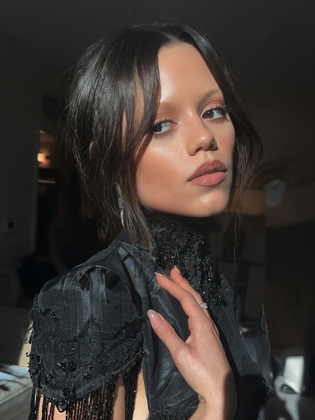 جينا أورتيغا بإطلالة الكعكة المنخفضة بلمسة “Victorian Vamp” على السجادة الحمراء