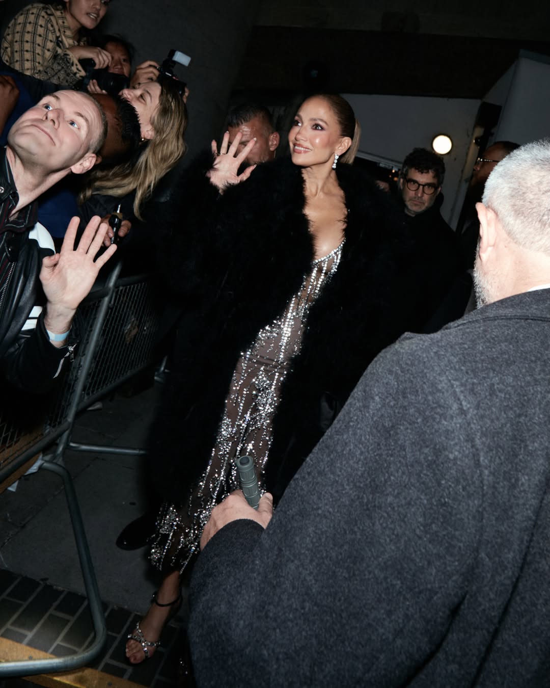 جينيفر لوبيز  بفستان مرصع حمل توقيع ماركة Dolce and Gabbana