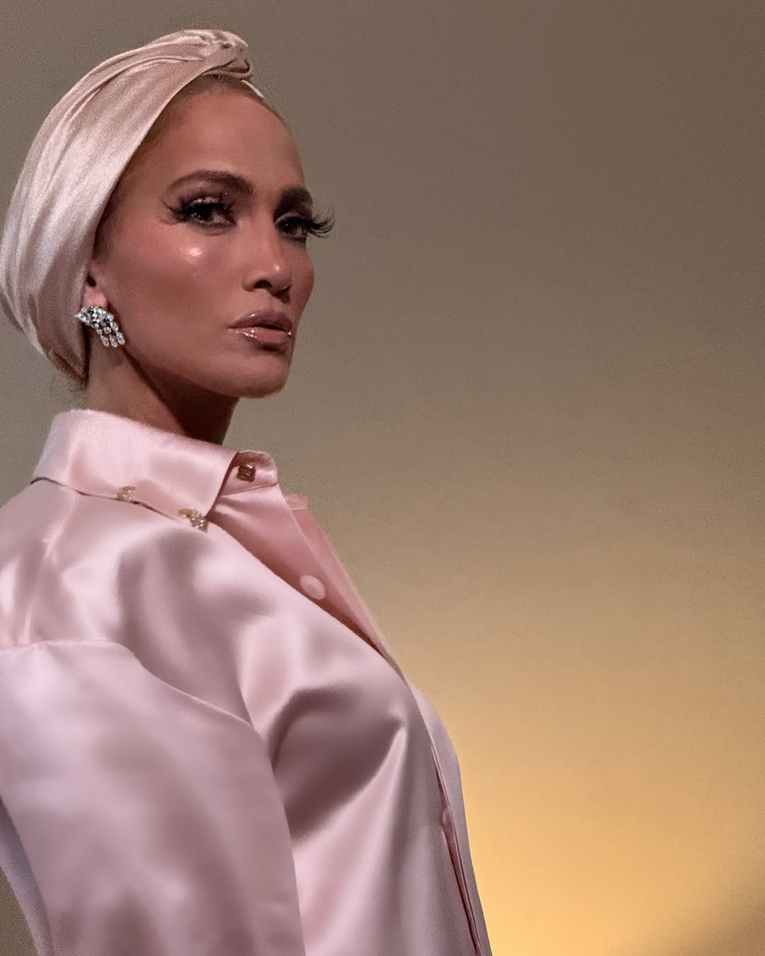 جينيفر لوبيز تبرز الجمال الشرقي بإطلالاتها الأخيرة