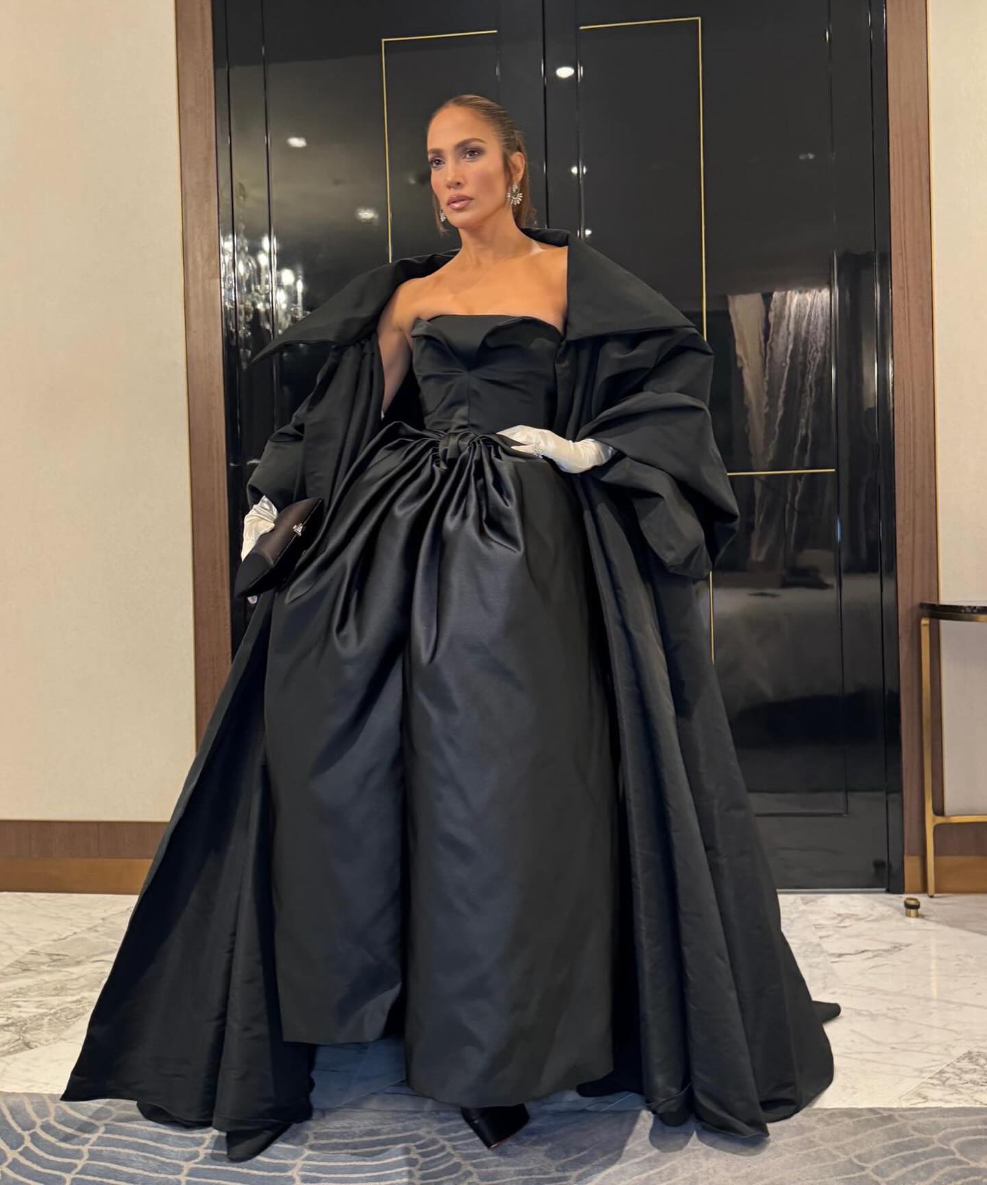 جينيفر لوبيز ترتدي فستان حريري أسود من توقيع Giambattista valli