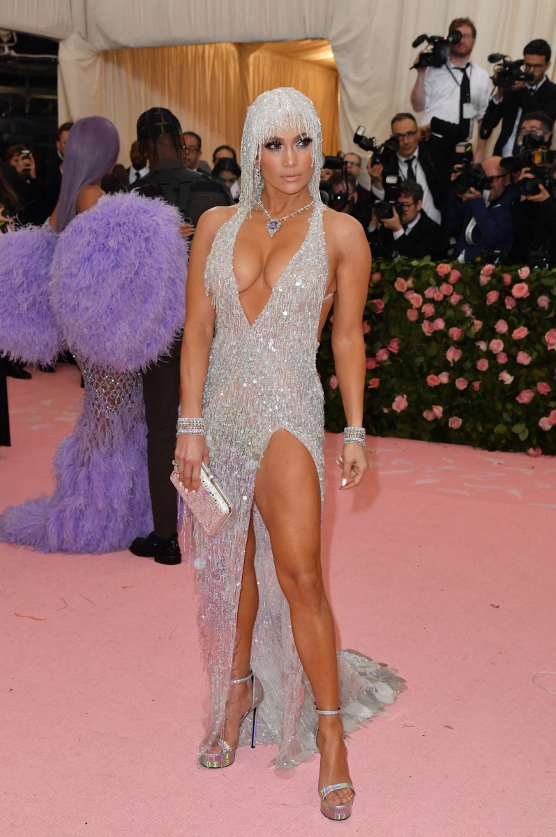 جينيفر لوبيز في Met Gala 2019 بفستان من Atelier Versace