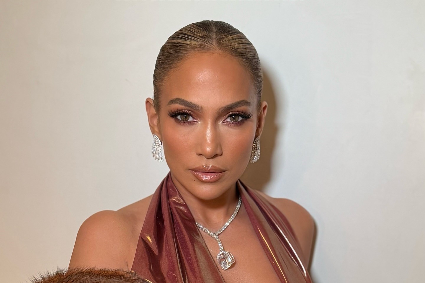 جينيفر لوبيز Jennifer Lopez بإطلالة مجوهرات فارهة مرصّعة بالألماس البرّاق
