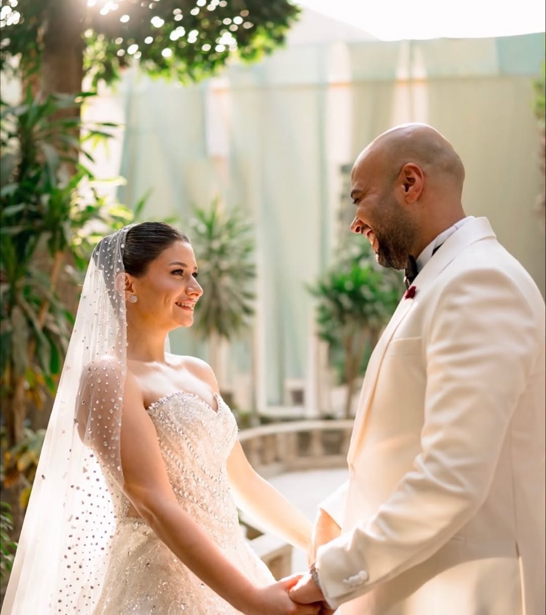 حاتم صالح مع عروسته