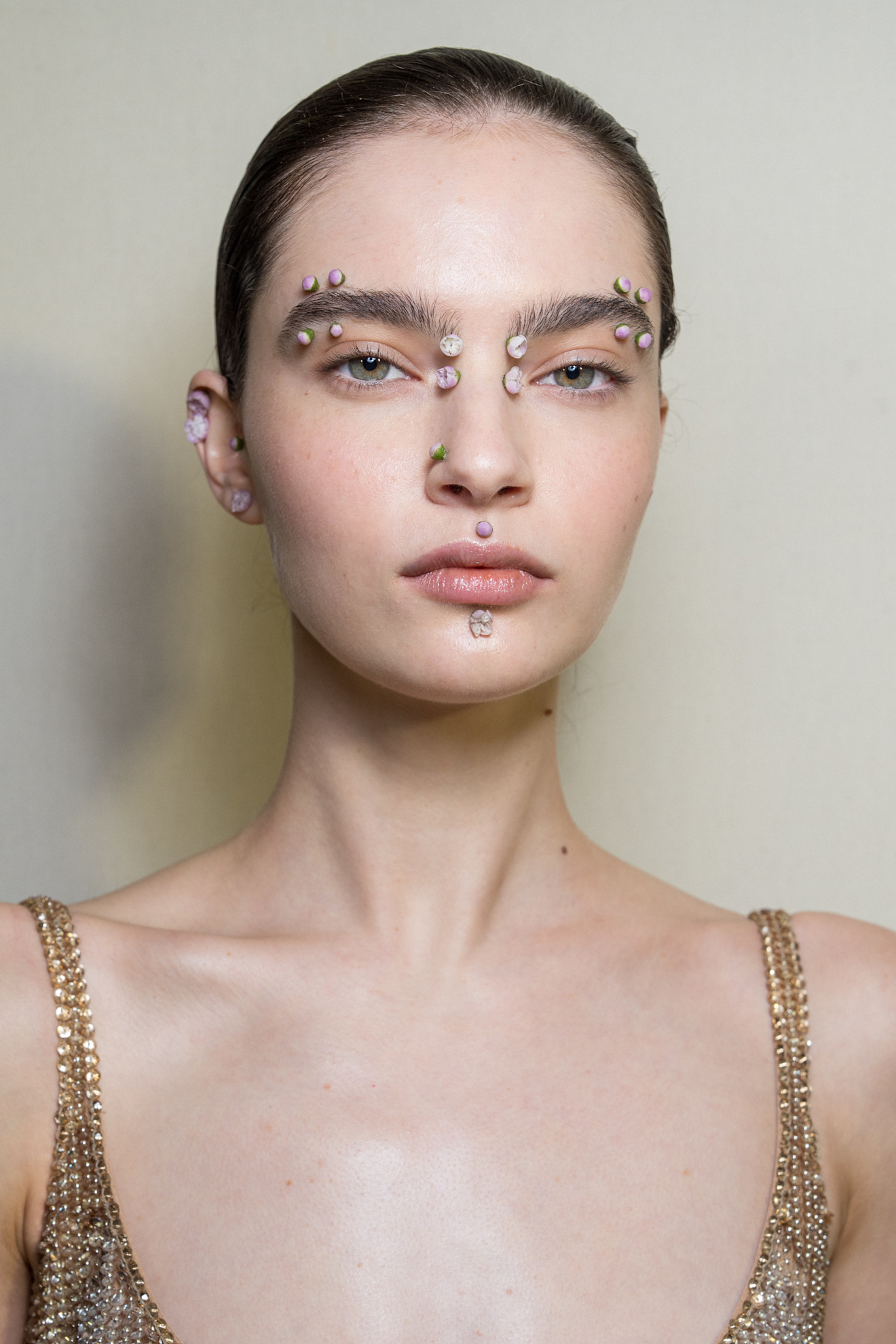 حبيبات الورود النافرة والهندسية على البشرة من دار Elie Saab