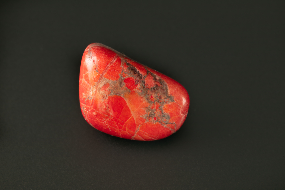 حجر أحمر ذو ملمس طبيعي مرجاني