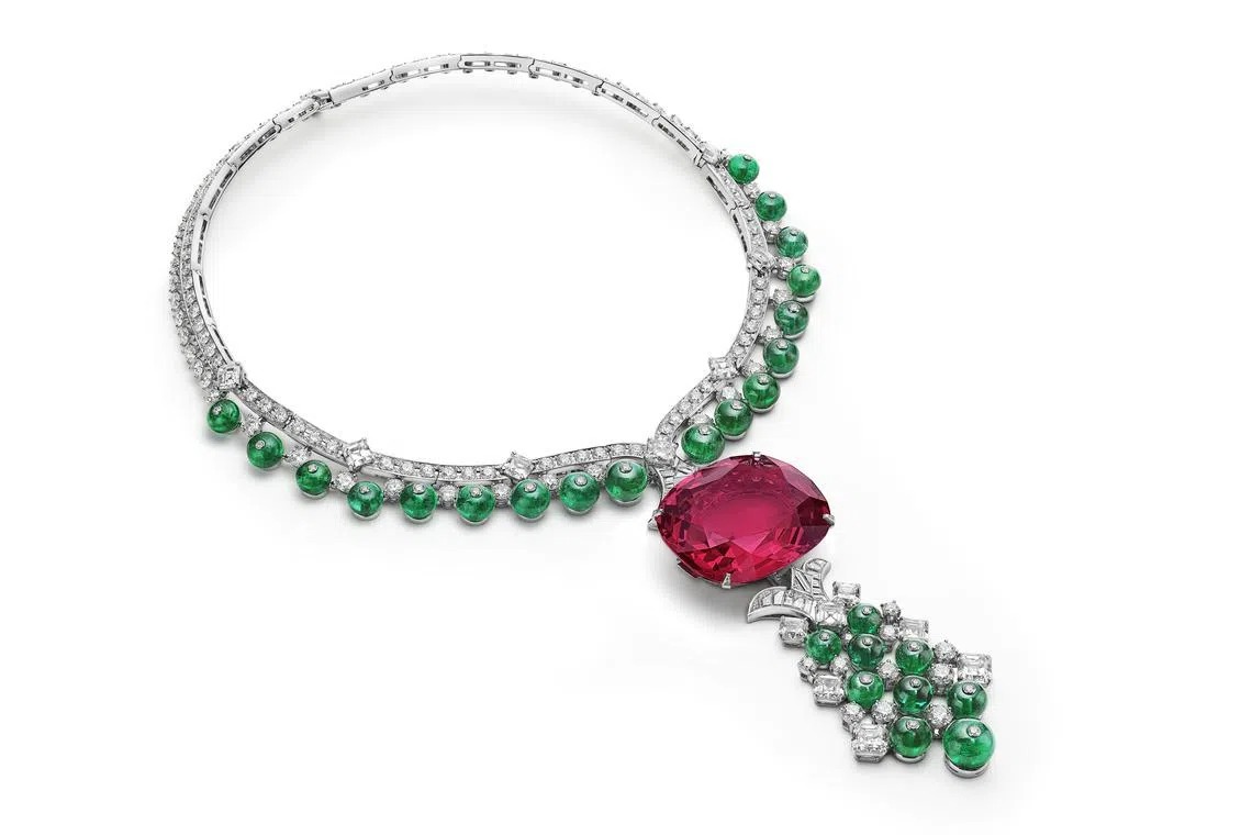 حجر اسبينل أحمر فاخر في مجوهرات Bulgari