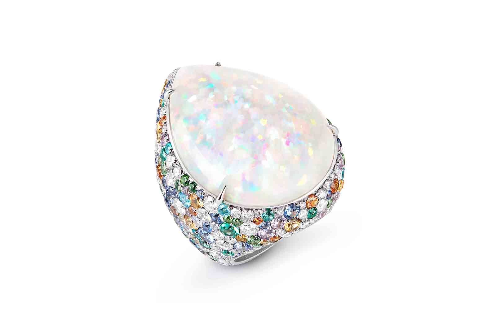 حجر الأوبال الأبيض في خاتم من Boucheron