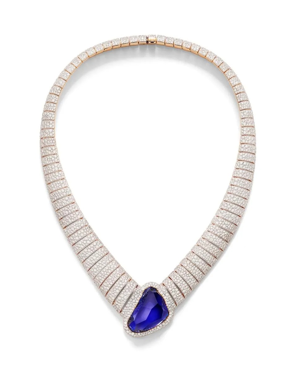 حجر التنزانيت في تصميم ابداعي من Pomellato