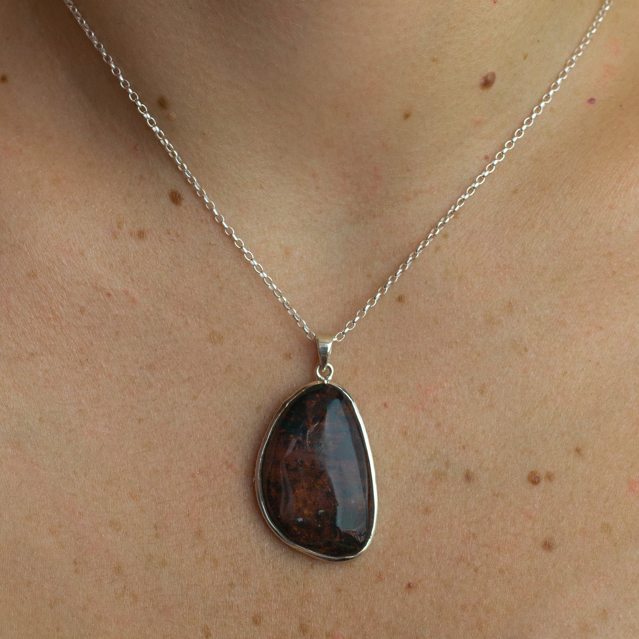 حجر الدم في قلادة من Made in Earth