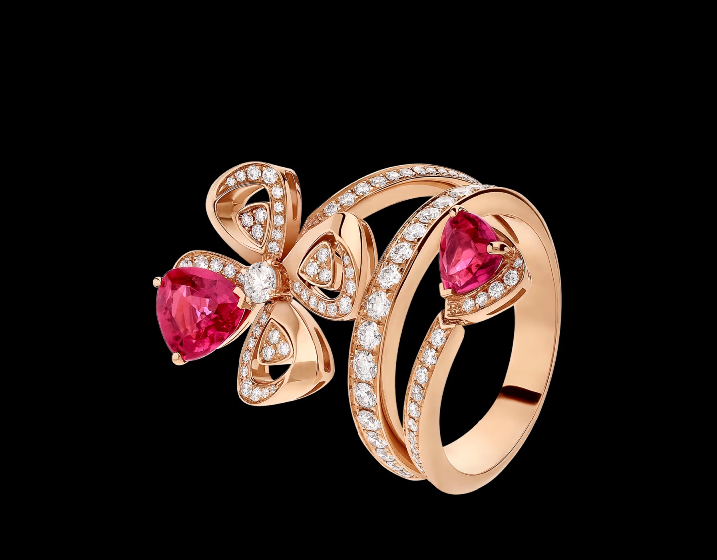 حجر الروبليت يتألق بفخامة في مجوهرات Bulgari