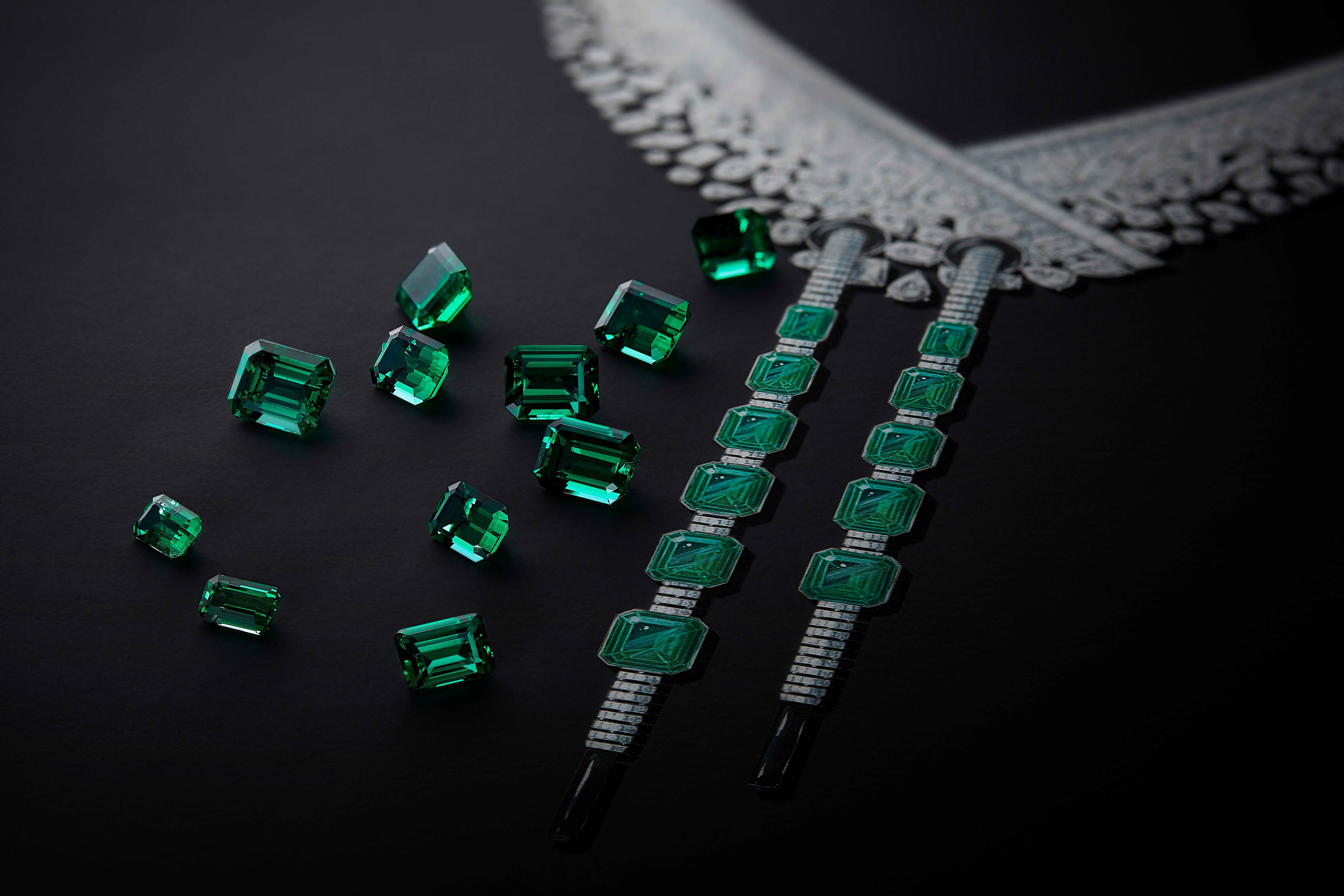 حجر الزمرد في عقد Sweater Prestige من Chanel