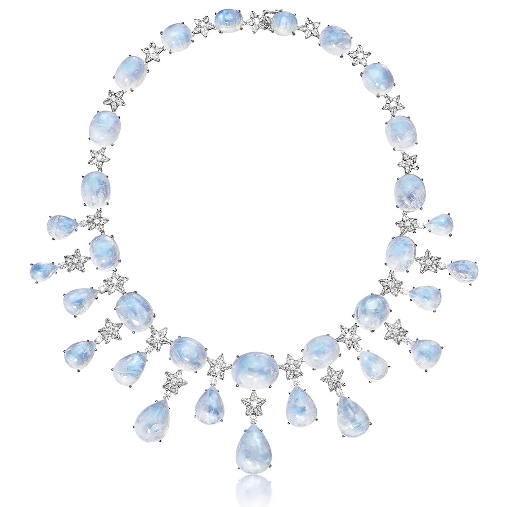 حجر القمر يتألق بإشراقة ساحرة في مجوهرات Verdura