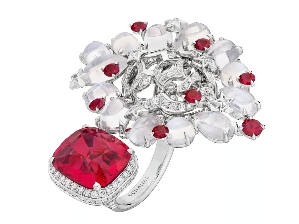 حجر القمر يتألق في خاتم فاخر من Chanel