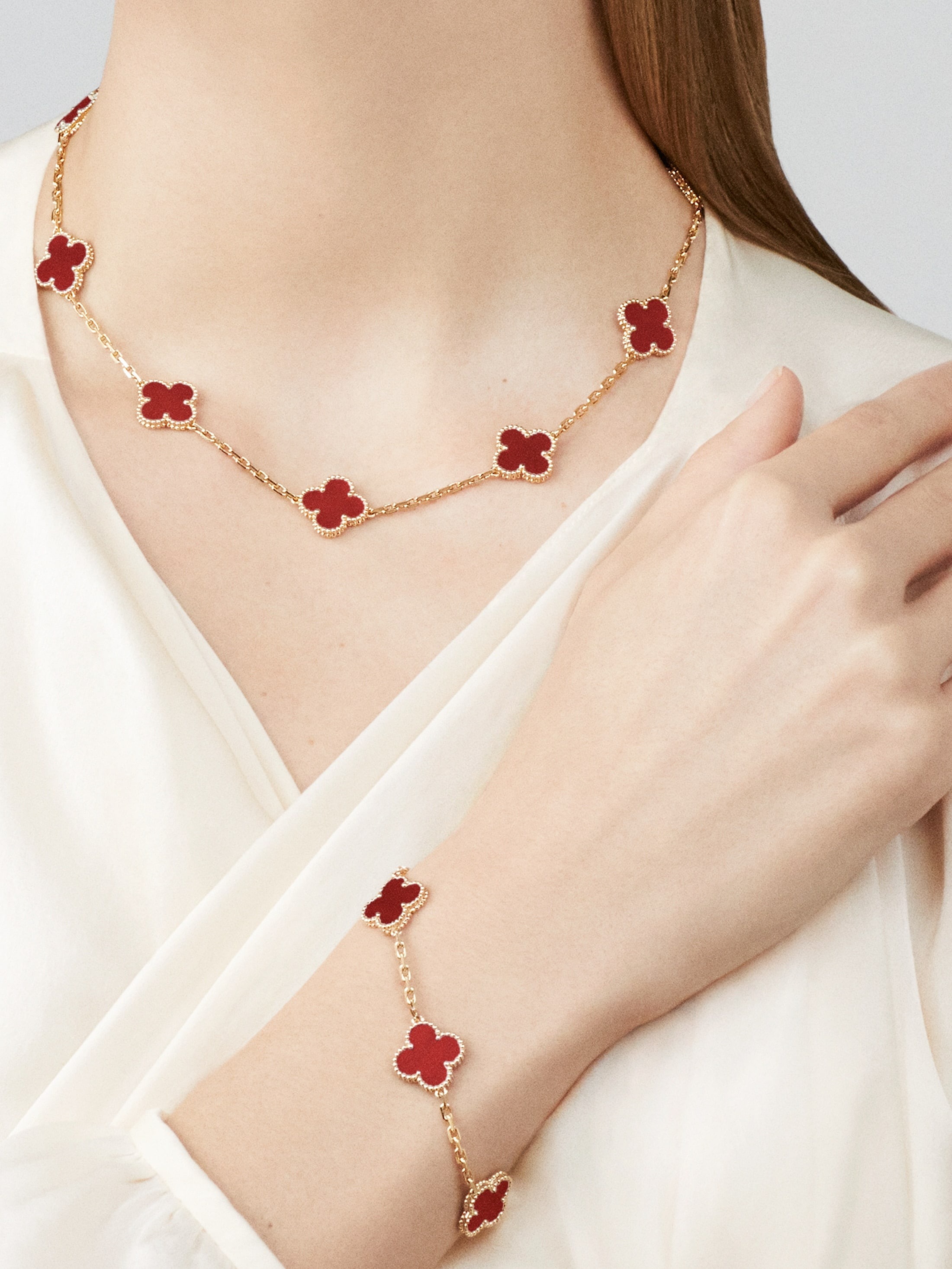 حجر الكارنيليان في مجوهرات Van Cleef & Arpels