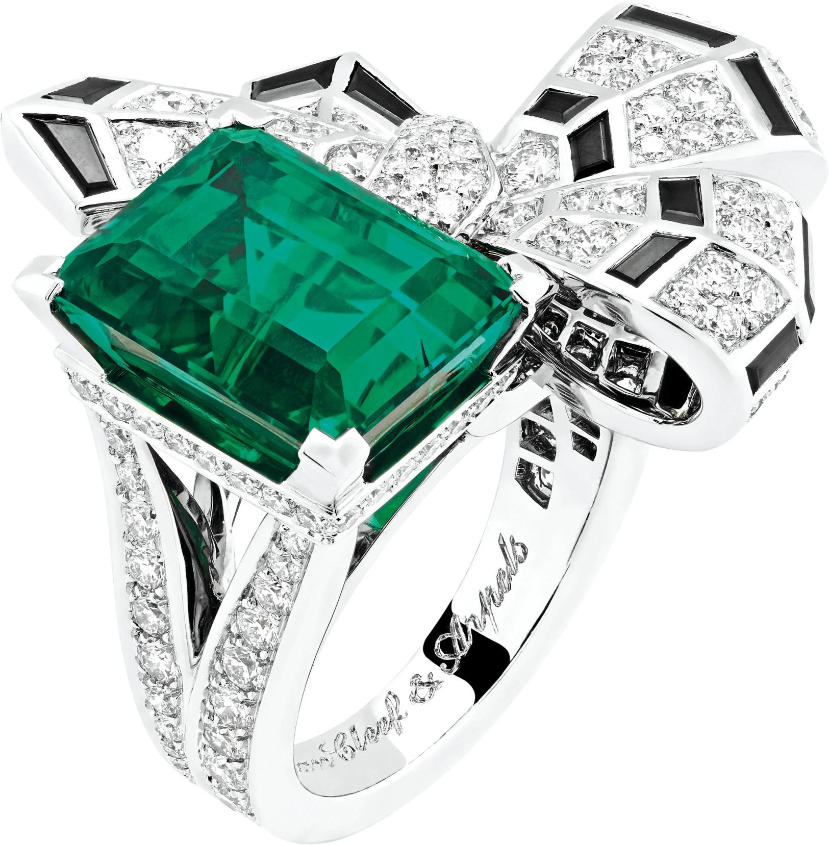 حجر زمرد فاخر في خاتم من Van Cleef & Arpels