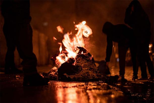 حرق التماثيل