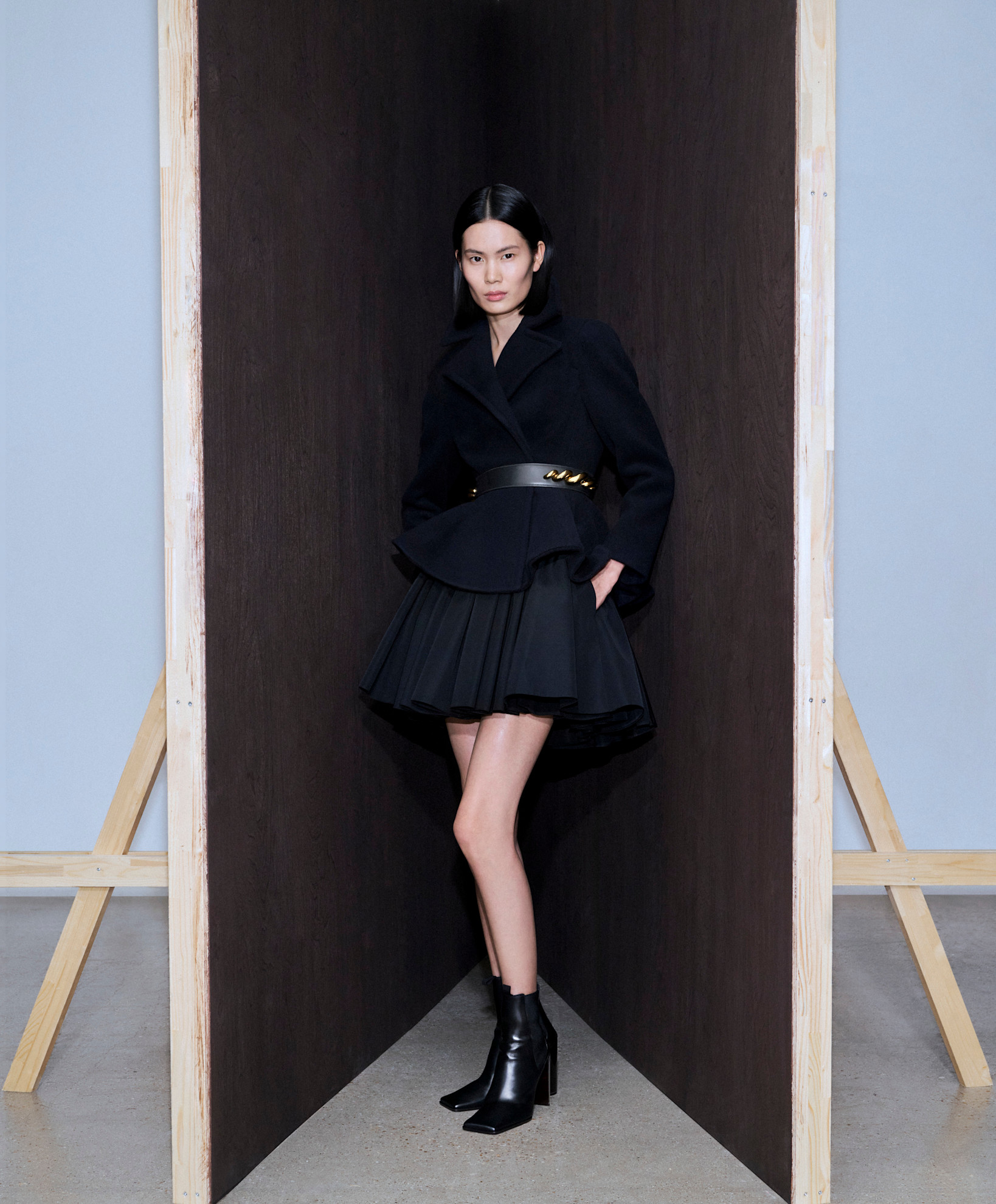 حزام أنيق من الجلد من Alaia Resort