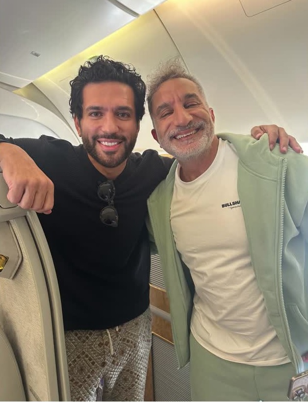 حسن الرداد في صورة مع باسم يوسف.