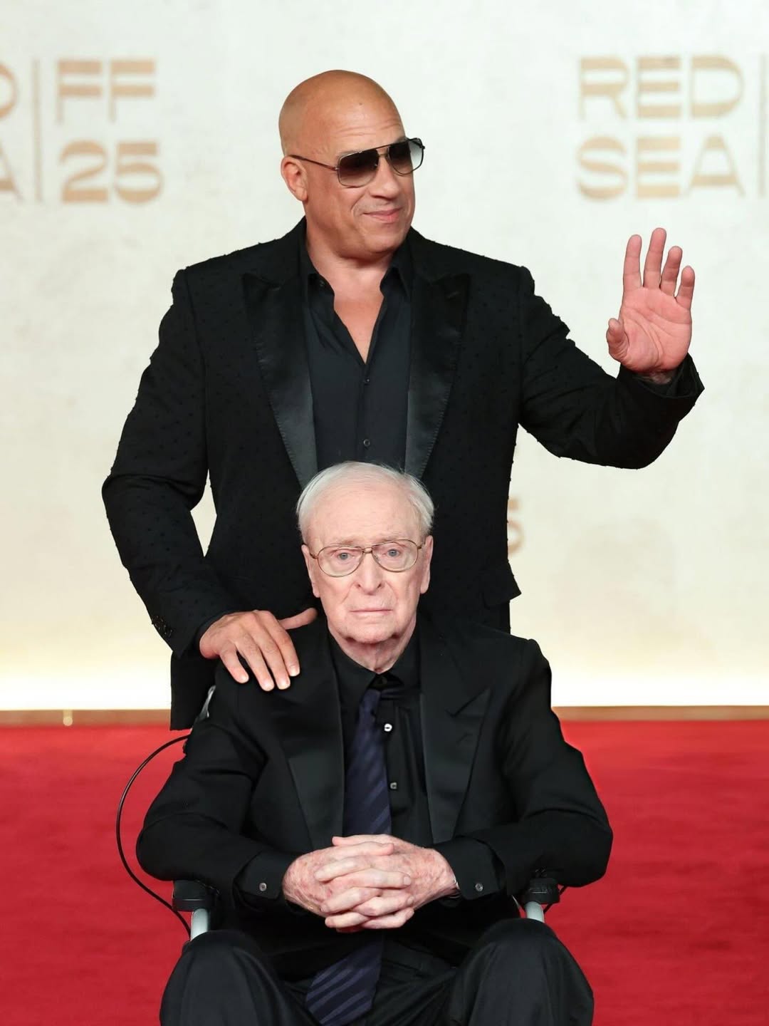 مايكل كين على كرسي متحرك 