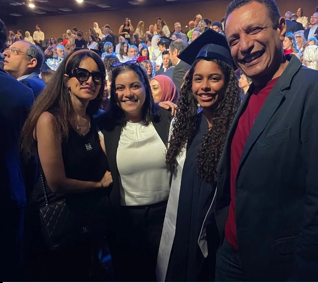 زينة بجوار ابنة شيرين عبدالوهاب في تخرجها