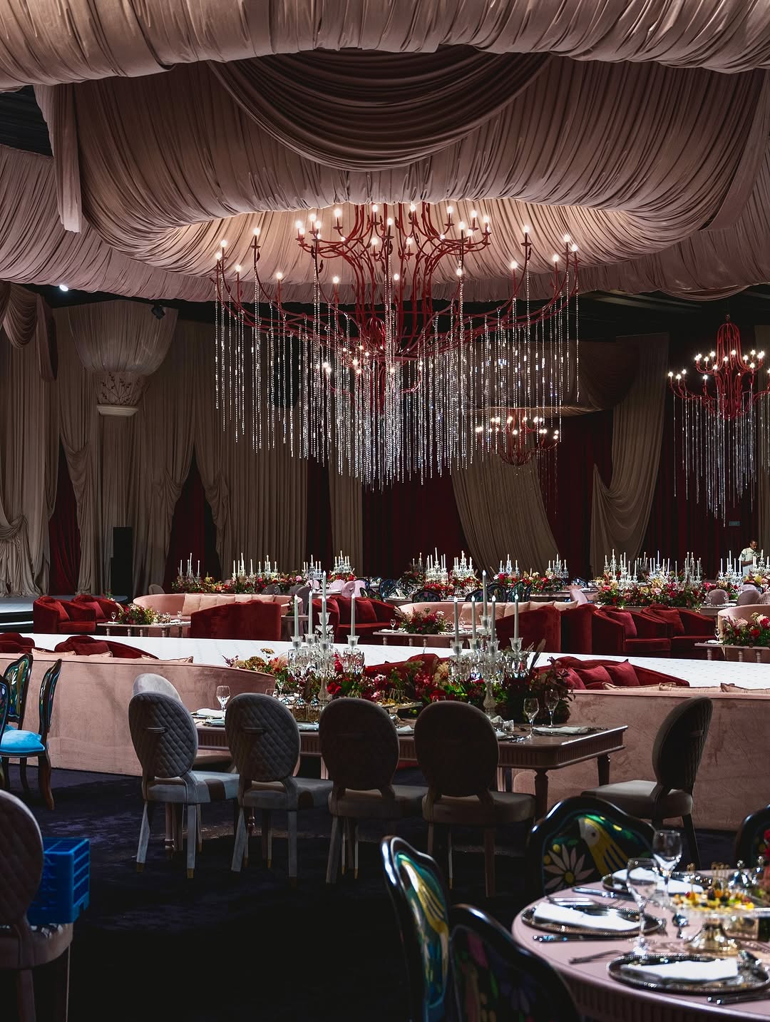 حفل زفاف بالأحمر- الصورة من Khaleeji Weddings