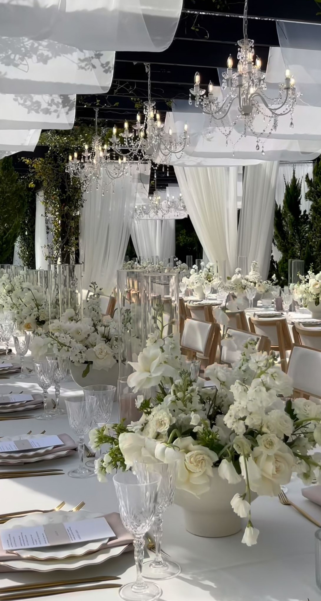 حفل زفاف بالعاجي بقلب الحديقة- الصورة من Pinterest