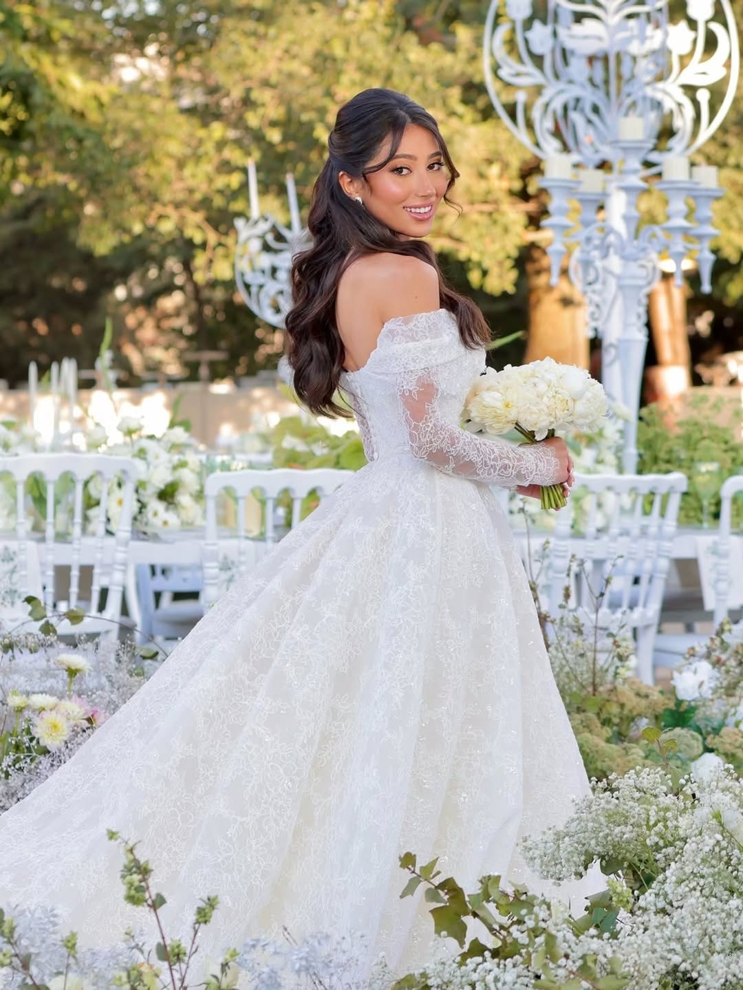 حفل زفاف مميز باللون الأبيض يعكس الجمال والنقاء